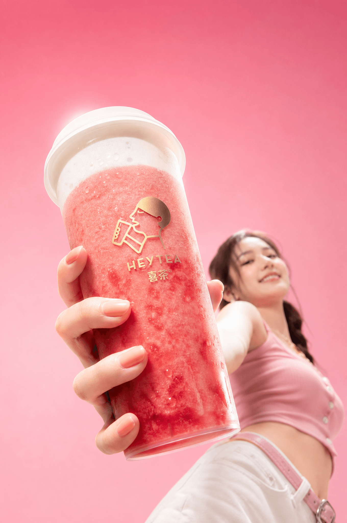 喜茶芝芝莓莓 + 亚洲美女 | 粉桃色渐变背景 [镜头] 极端广角低机位仰拍